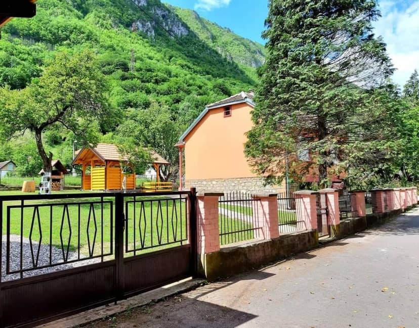 Dvoriste Vikendica Naxi Guest House Tara